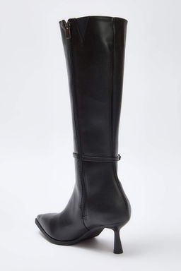 Siyah Bant Toka Detayl? Sivri Burun Ince Topuklu Cizme
TAKAW26CZ00011 - Trendyolmilla фото 4