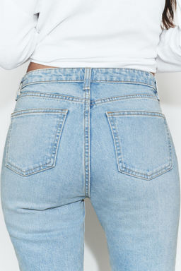 JEANS TRF CROPPED FLARE TIRO ALTO / Azul claro