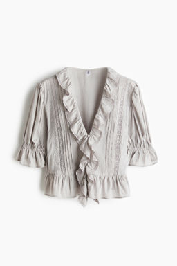 Blusa con ribetes de volante