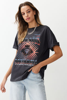 TRENDYOLMILLA Antrasit %100 Pamuk Bask?l? Oversize/Genis Kesim Orme T-Shirt TWOSS24TS00187