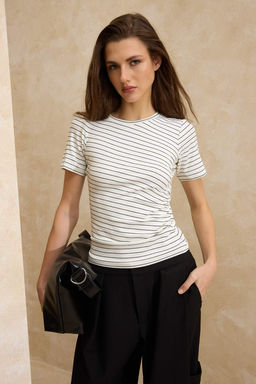 Ekru Cizgili Fitted/Vucuda Oturan K?sa Kollu Buzgulu Premium Yumusak Orme Bluz TWOSS26BZ00109