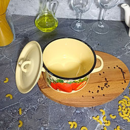 Кастрюля 1,5 л крем. Клубника садовая 1с15с/1