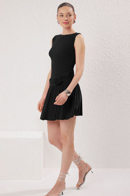 TRENDYOLMILLA Siyah Gul Aksesuar Detayl? S?rt Dekolteli S?f?r Kol Orme Esnek Mini Orme Elbise TWOSS25EL00690  фото 2