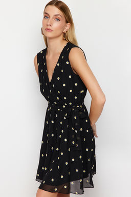 TRENDYOLMILLA Siyah Etegi Volanl? Nak?sl? Kruvaze Yaka Sifon Astarl? Mini Dokuma Elbise TWOSS24EL00633