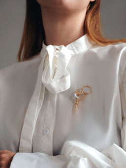 Цена за 2 шт. Брошь Гимнастка с хулахупом, цвет белый в золоте