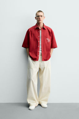 CAMISA RELAXED FIT BORDADOS CONTRASTE / Rojo