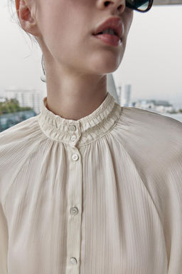 BLUSA SATINADA CUELLO SUBIDO / Crudo - Zara фото 5