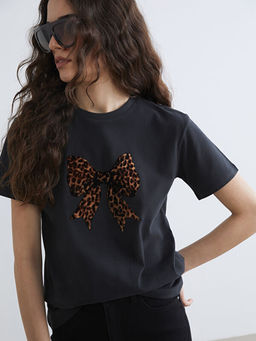 Bisiklet Yaka Fiyonk Bask?l? Kad?n Ti??rt