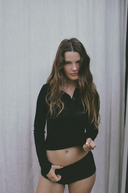 CAMISETA PUNTO MEZCLA ALGOD?N BOTONES / Negro