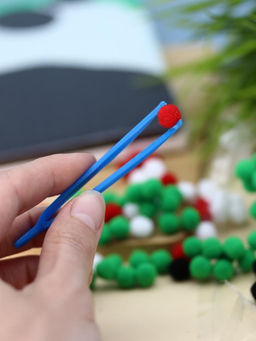 Картина из помпонов на подрамнике Draw Me! Panda in love, (20 х 20 см)