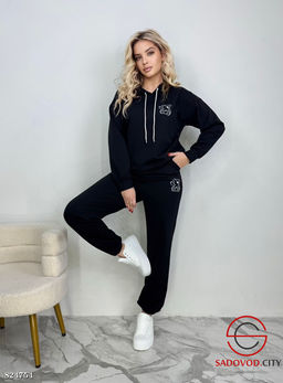 Спортивный женский костюм