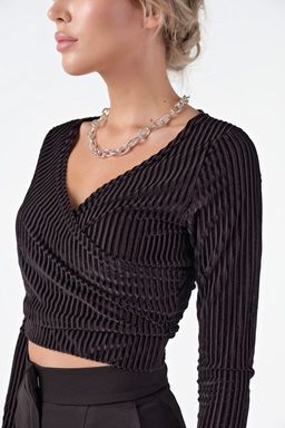 Топ бархатный укороченный с длинными рукавами черный