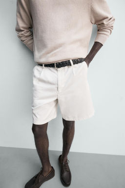 BERMUDA REGULAR FIT PLIEGUES / Blanco roto