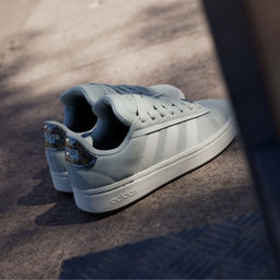 Кроссовки женские