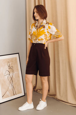 Светло-розовая рубашка с крупным принтом