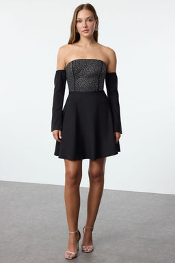 TRENDYOLMILLA Siyah A-Kesim Carmen Yaka Tas Bask? Dokuma Mini Elbise TPRAW25EL00061