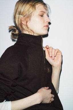 SWEATSHIRT WITH PATCH AND ZIP