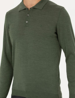 Базовый трикотажный свитер приталенного кроя цвета хаки с воротником-поло - Cacharel фото 6