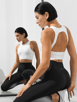 Спортивный топ-бра со средней поддержкой и открытой спиной