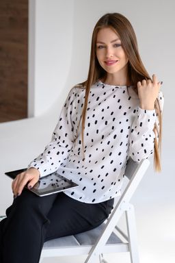 Принтованная блузка из шелковистой ткани белая с черным - Odis фото 11