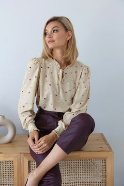 Блузка с декоративными деталями