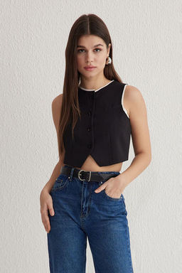 TRENDYOLMILLA Siyah Fitted Beyaz Pis Dikis Detayl? Dokuma Yelek TWOSS25YE00052