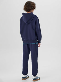 КОМПЛЕКТ ДЛЯ МАЛЬЧИКОВ (ТОЛСТОВКА, БРЮКИ, ФУТБОЛКА) - Mark formelle фото 3