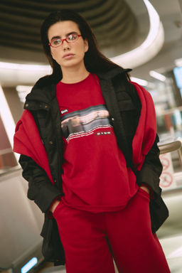 Лонгслив оверсайз с велюровым эффектом "Брусника" женский Лонгслив оверсайз с велюровым эффектом "Брусника" женский