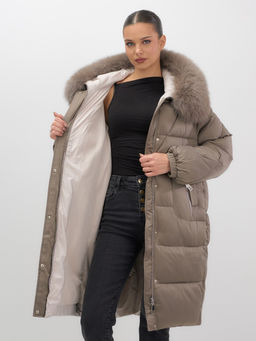 Пальто зимнее утепленное с мехом и капюшоном тренд коричневого цвета 7629K - Visdeer фото 10