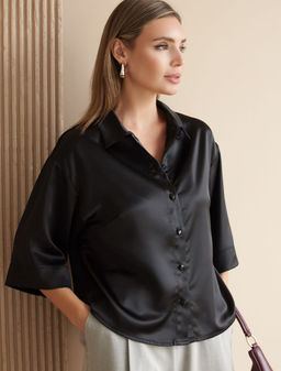 Блузка с короткими рукавами из плотного струящегося сатина