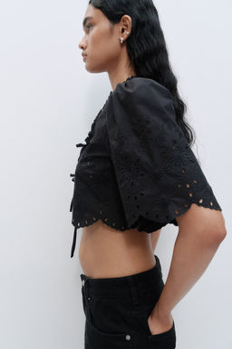Blusa cropped con bordado ingles - H&m фото 4