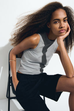 Fine-knit sweater vest