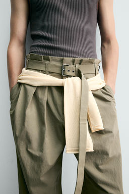 PANTAL?N WIDE FIT PLIEGUES CINTUR?N / Verde fl?or - Zara фото 5