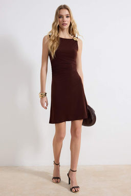 Kahverengi Bodycon Asimetrik Yaka Kolsuz Aksesuar Detayl? Maxi Esnek Orme Elbise TWOSS26EL00145