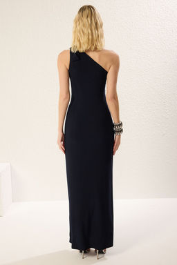 TRENDYOLMILLA Lacivert Aksesuar Detayl? Tek Omuz Orme Maxi S?k Abiye Elbise TPRSS25AE00076  фото 5