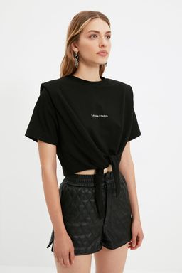 TRENDYOLMILLA X Sagaza Studio Siyah Sloganl? Orme T-Shirt TPRAW22TS0214  фото 5