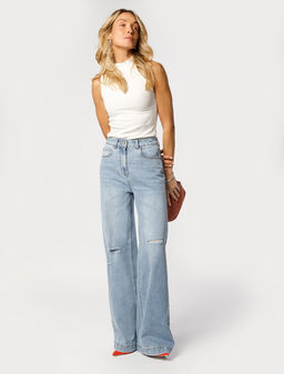 Джинсы трубы рваные из эластичного денима средней плотности