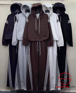 Спортивный женский костюм