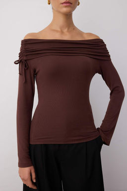Koyu Kahverengi Carmen Yaka Buzgu/Drape Detayl? Fitted/Vucuda Oturan Orme Bluz TWOAW26BZ00029