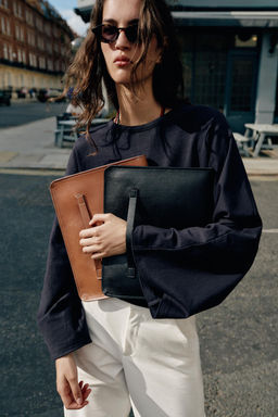 FUNDA PIEL PARA IPAD / Negro - Zara фото 2