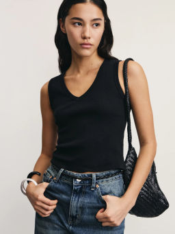 Укороченный топ в рубчик с V-образным вырезом / Zarina