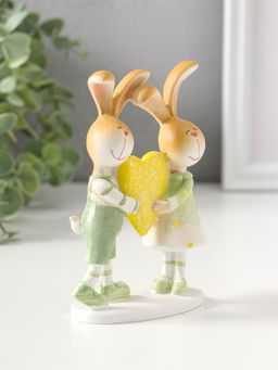 Сувенир полистоун "Зайки-малыши в зелёных нарядах, с большим жёлтым сердцем" 13,5 см