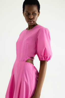 Ярко-розовое приталенное платье