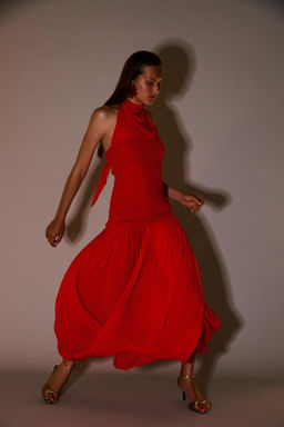 VESTIDO HALTER COMBINADO VOLUMEN