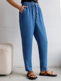 Брюки бананы с поясом на резинке из джинсового лиоцелла