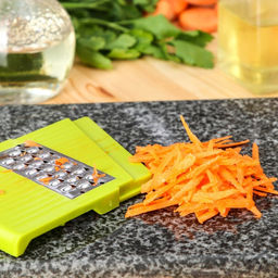 Овощерезка - шинковка со сменными насадками и контейнером Доляна Fresh Cook, 6 насадок, 14×12.5×38.1 см, белая, зелёная