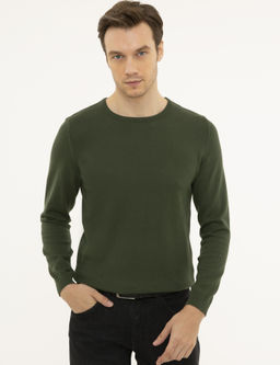 Базовый трикотажный свитер приталенного кроя цвета хаки с круглым вырезом