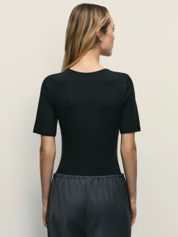 Базовое боди с V-образным вырезом и коротким рукавом / Zarina  фото 9