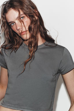 CAMISETA CORTA EFECTO LAVADO / Plomo - Zara фото 2