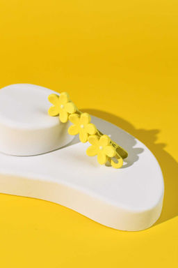 Заколка для волос зажим, арт. 71765 / 10 ЦВЕТОЧКИ (в наборе: 1шт., 6,4 см, черный металл, полиэфирная смола, цвет: жёлтый, подложка из мелованного картона + ПЭТ-пакет с европодвесом)